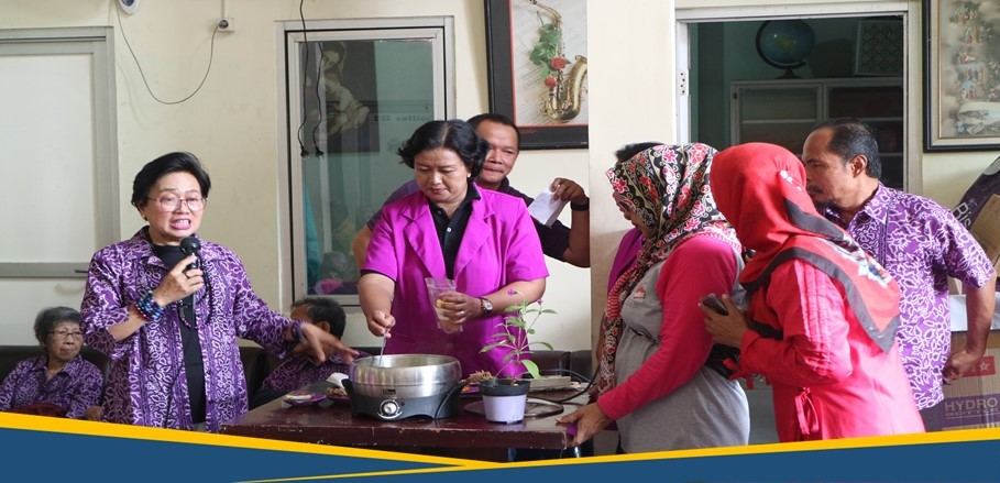 Baksos dan Praktek Meramu Jamu di Rumah Lansia oleh Tim Mahkotadewa